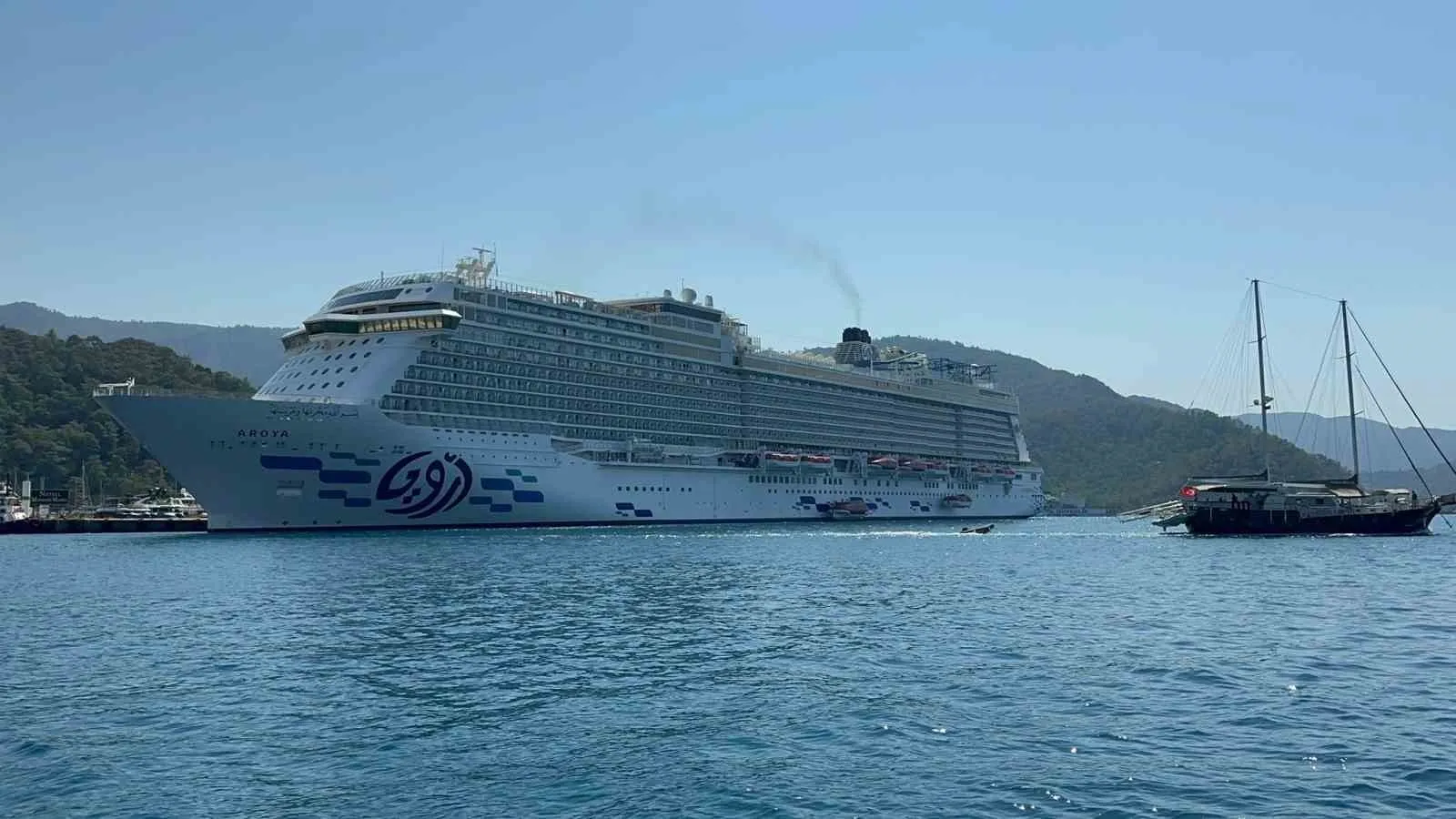 Marmaris limanında dev hareketlilik: Binlerce turist şehre akın etti