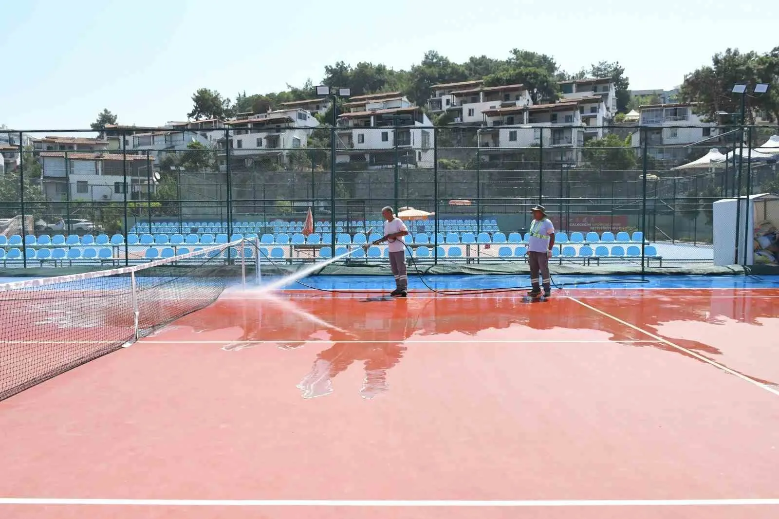Kuşadası Tenis Kulübü’nde hijyen mesaisi: Kortlar pırıl pırıl oldu