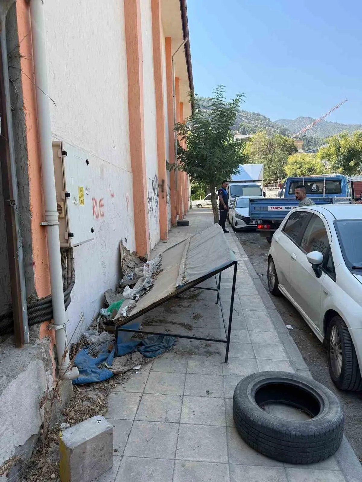 Manisa'da kaldırımlar yayalara geri verildi: İşgalciler tek tek toplandı