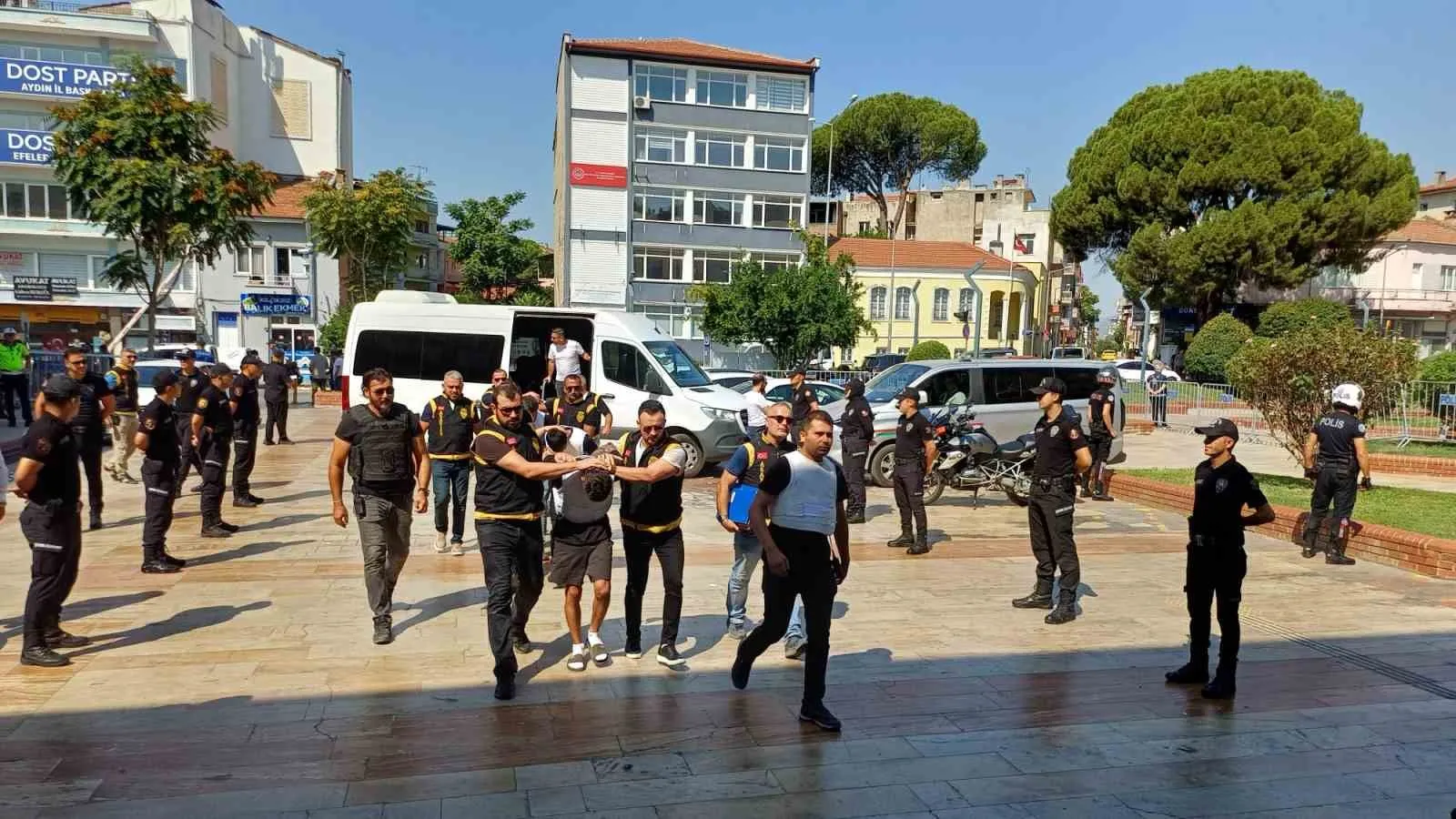 Aydın'da kan donduran infaz: Telefoncu esnafının katil zanlıları hakim karşısında