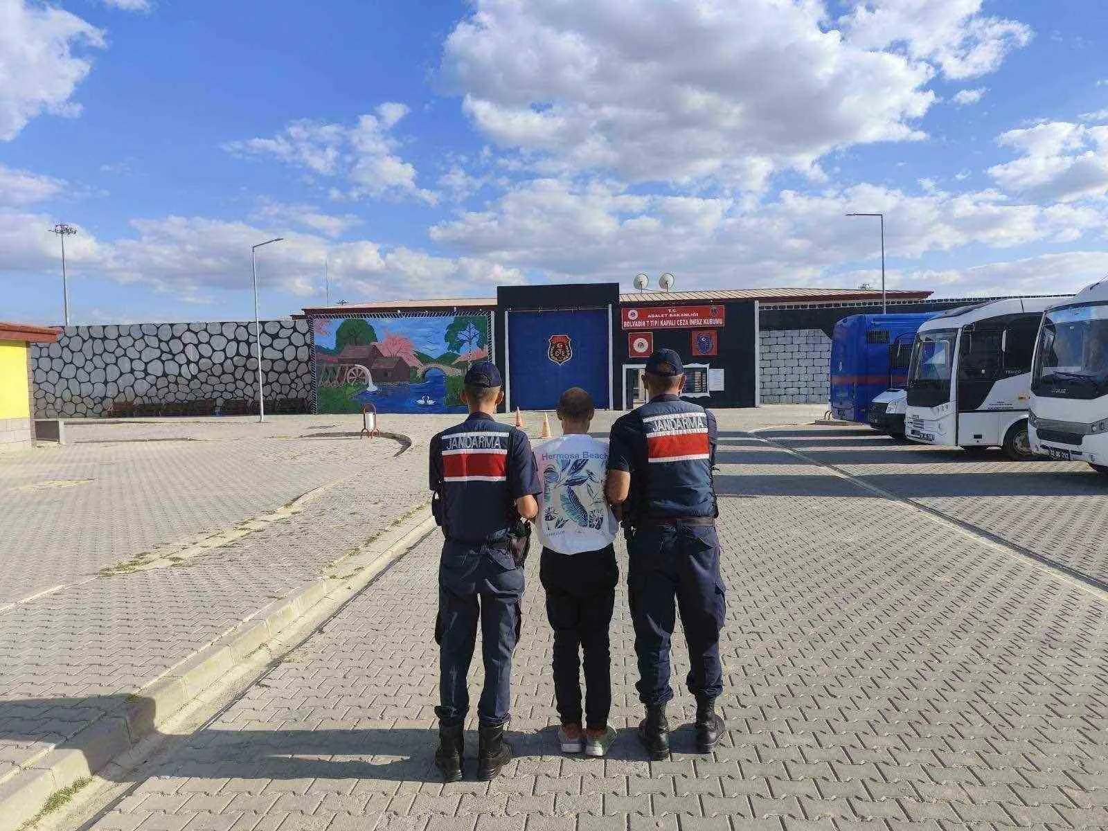 Afyonkarahisar'da huzur operasyonu: Aranan 40 şüpheli kıskıvrak yakalandı