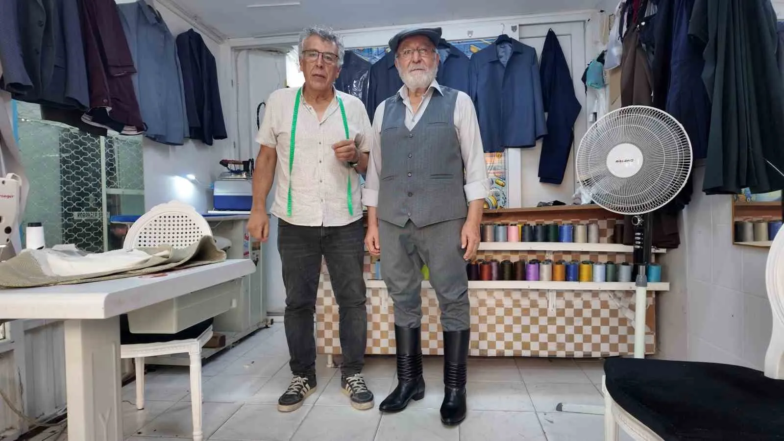 Yarım asırlık usta iğne ipliği bırakmıyor: Efe kıyafetleri onun elinde hayat buluyor