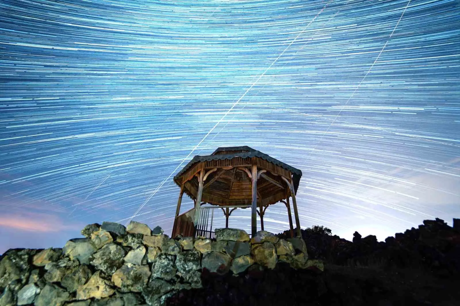 Yanık Ülke'de gökyüzü şöleni: Perseid meteorları lav akıntılarıyla buluştu
