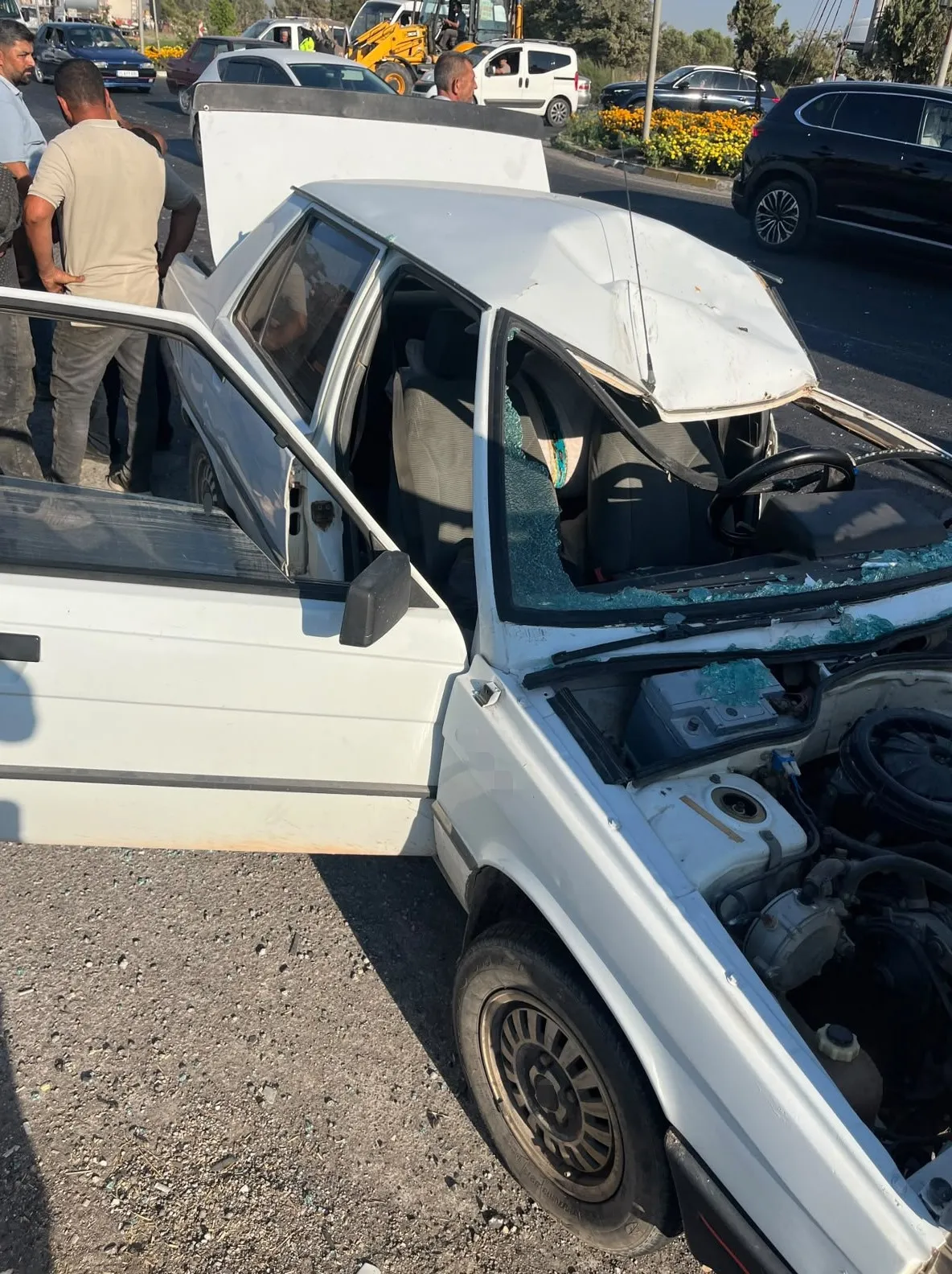 Salihli'de Işıklı Kavşakta Feci Çarpışma: Motosiklet ve Otomobil Kafa Kafaya Geldi, 2 Kişi Hayati Tehlikeyle Hastaneye Kaldırıldı