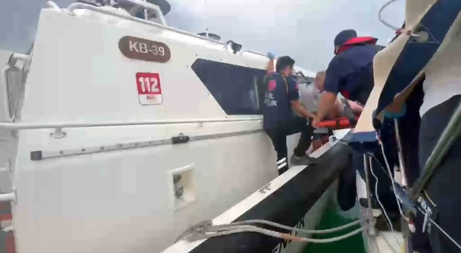 Ege'de deniz üzerinde acil durum: Sahil Güvenlik iki yaralıyı hastaneye yetiştirdi