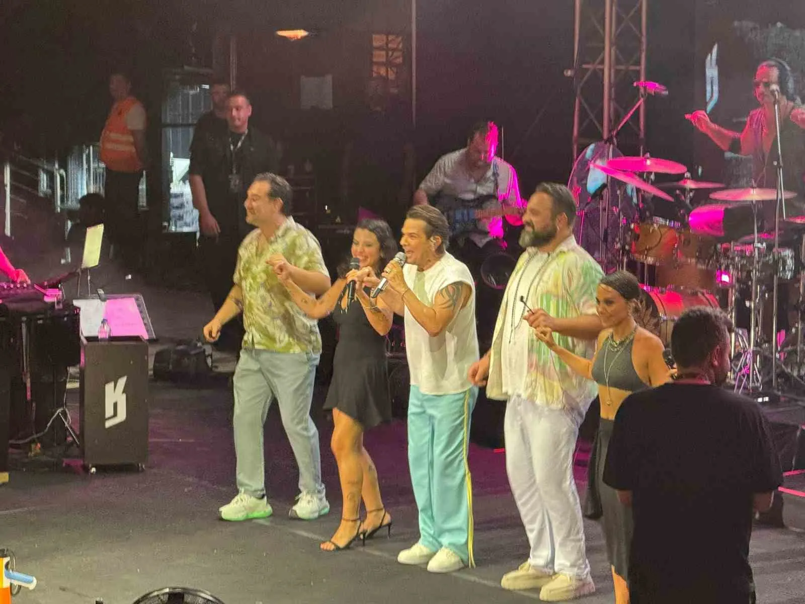 Sahneye Yağan Yapay Kar ve Samimi Diyaloglar: Kenan Doğulu’dan Marmaris’te Tam Not Alan Performans
