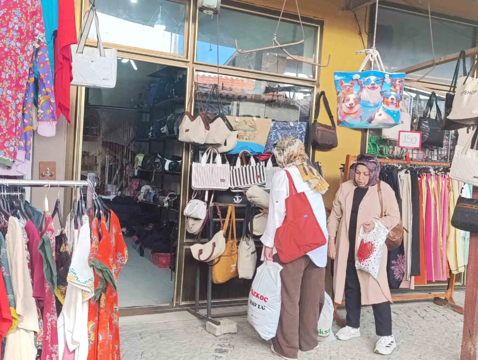 ** Buldan’a gelen turlar esnafın yüzünü güldürdü: Tarihi sokaklar kadınlarla doldu taştı