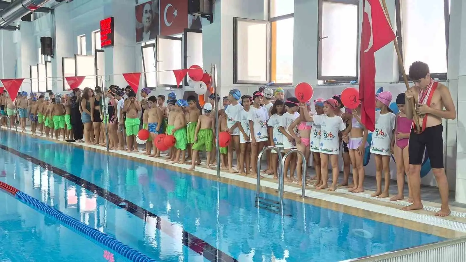 Söke'de havuzlar doldu taştı: 200 çocuk kulaç atmayı öğrendi