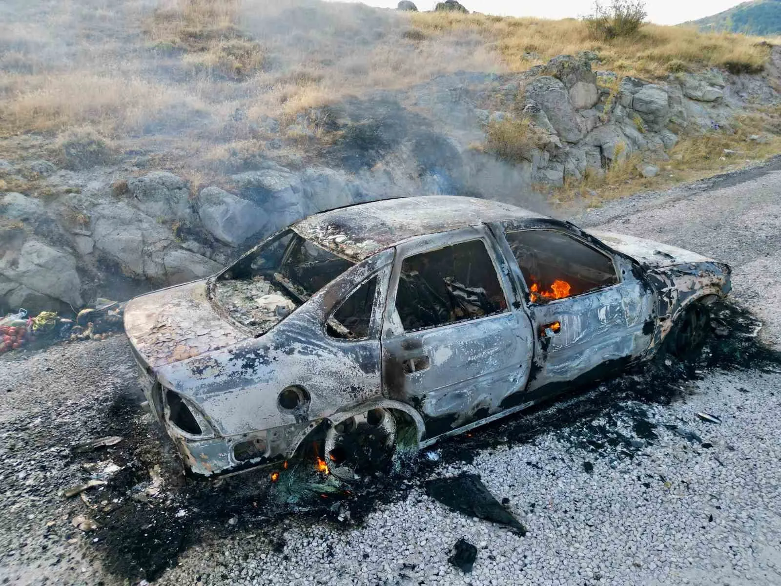 Afyonkarahisar’da korku dolu anlar: Seyir halindeki otomobil alev topuna döndü