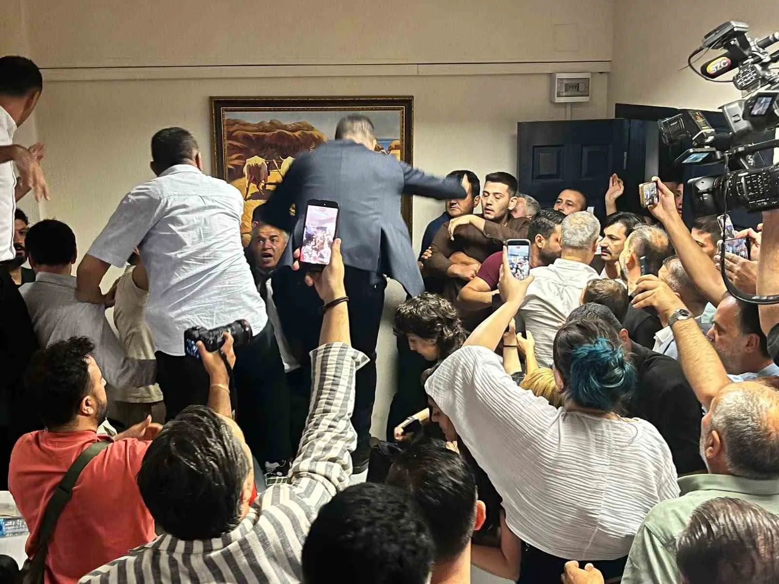 Menderes Belediyesi’nde tansiyon yükseldi: Başkan vekilliği seçiminde koltuk Cumhur İttifakı’nın oldu