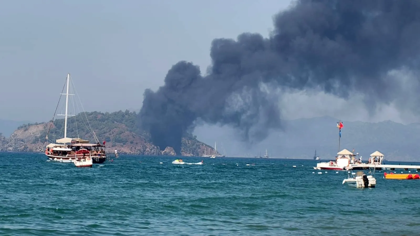 Fethiye açıklarında kabus dolu dakikalar: 115 kişi alevlerden kaçmak için kendini sulara bıraktı