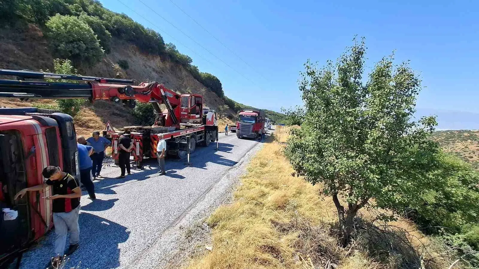 Manisa yolunda korkutan kaza: Tanker devrildi, trafik kilitlendi