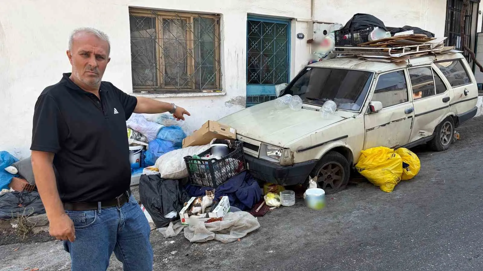 Konak’ta çöp ev kabusu: Mahalleli isyan bayrağını açtı