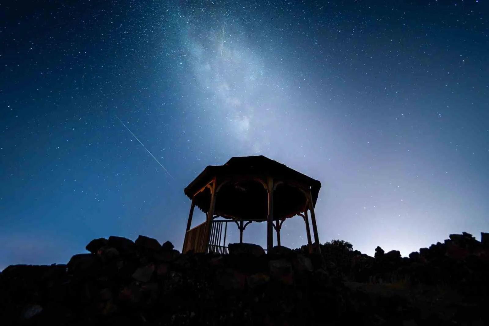 Yanık Ülke'de gökyüzü şöleni: Perseid meteorları lav akıntılarıyla buluştu