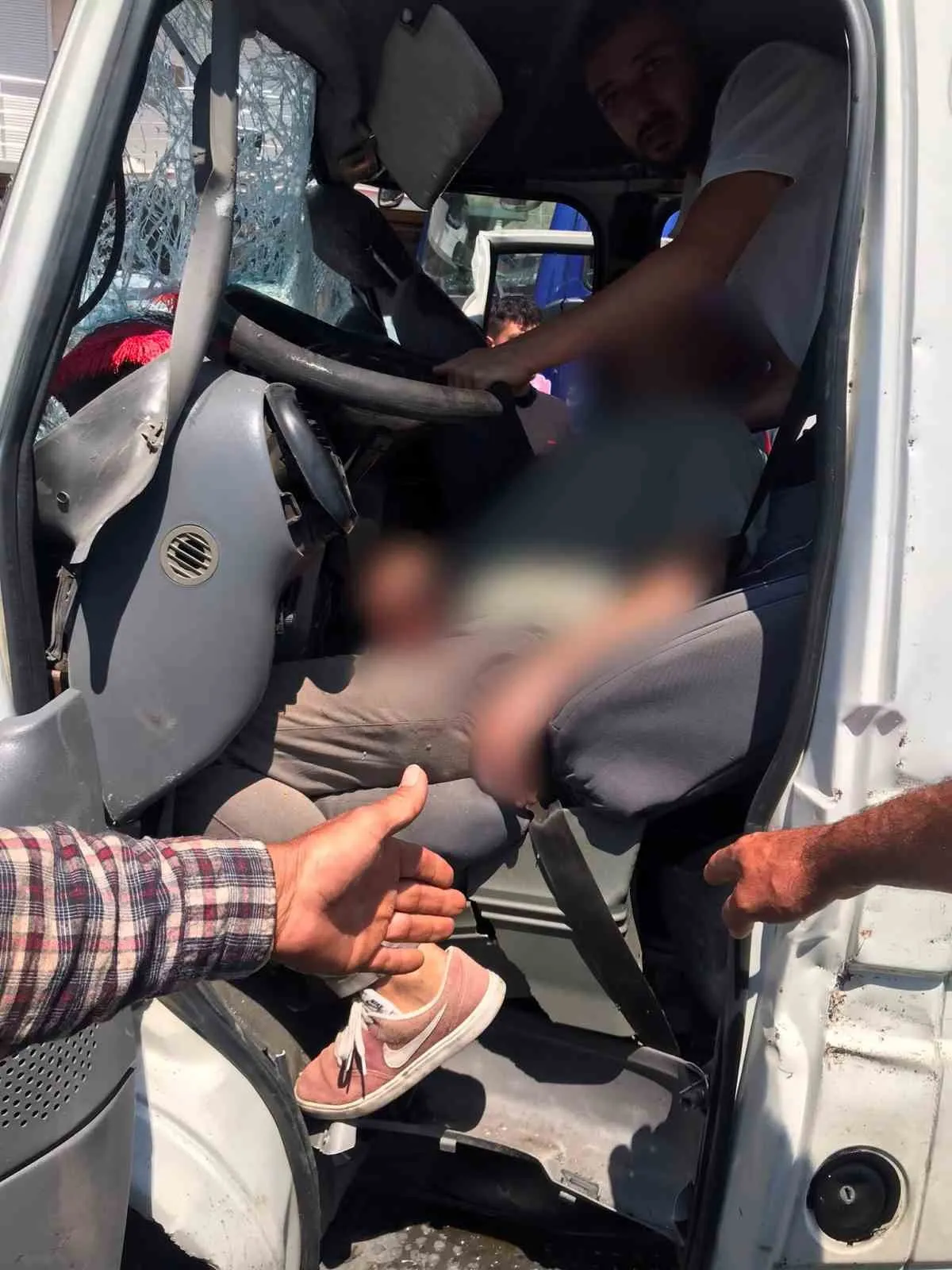 Buharkent yolunda can pazarı: İki minibüs kafa kafaya çarpıştı