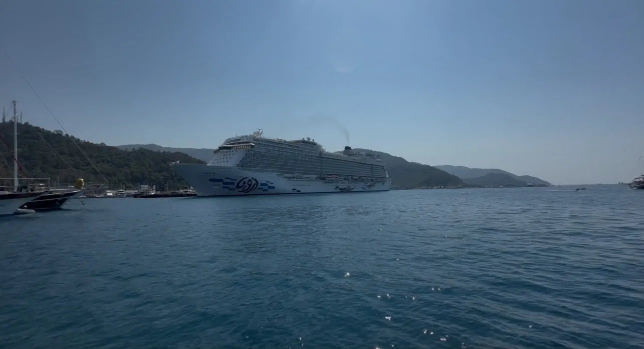 Marmaris limanında dev hareketlilik: Binlerce turist şehre akın etti