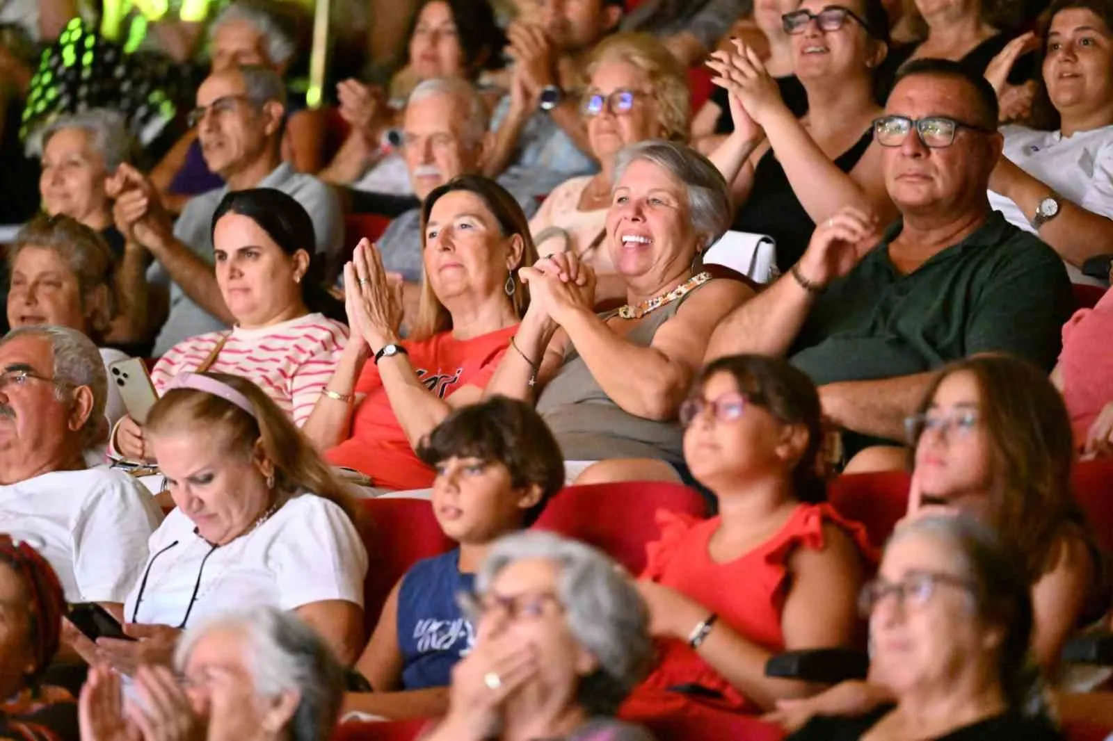 Didim’de nostalji rüzgarı: Geçmişin izleri sahnede yeniden hayat buldu