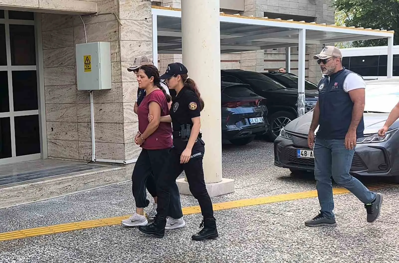 Firari yüzbaşının ablasına ikinci kez cezaevi yolu göründü