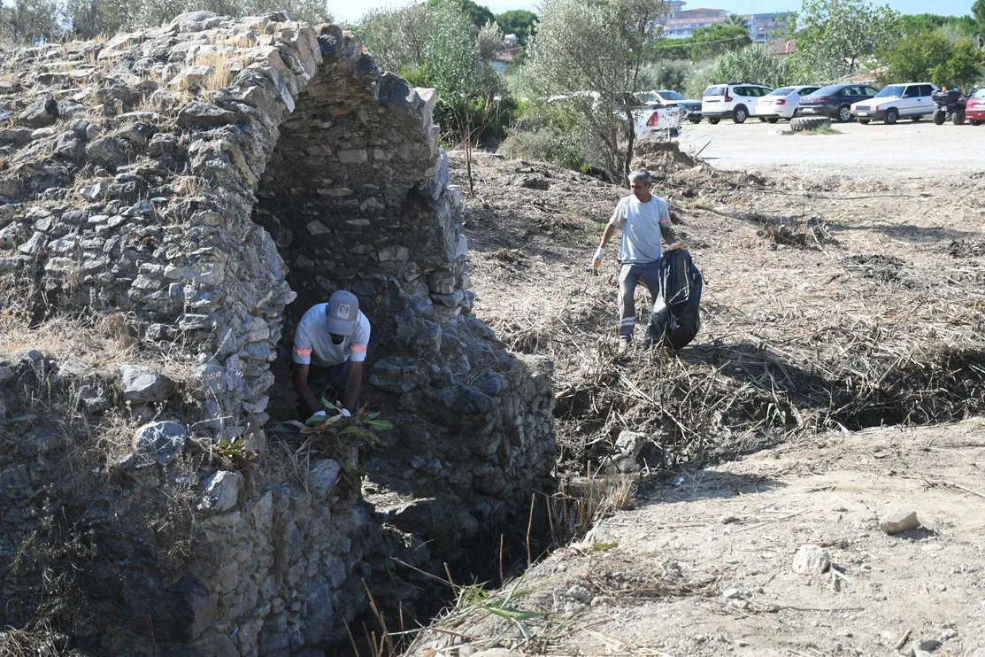 Kuşadası'nda köklü geçmişe hijyen dokunuşu: Tarihi hamam çevresi yenilendi