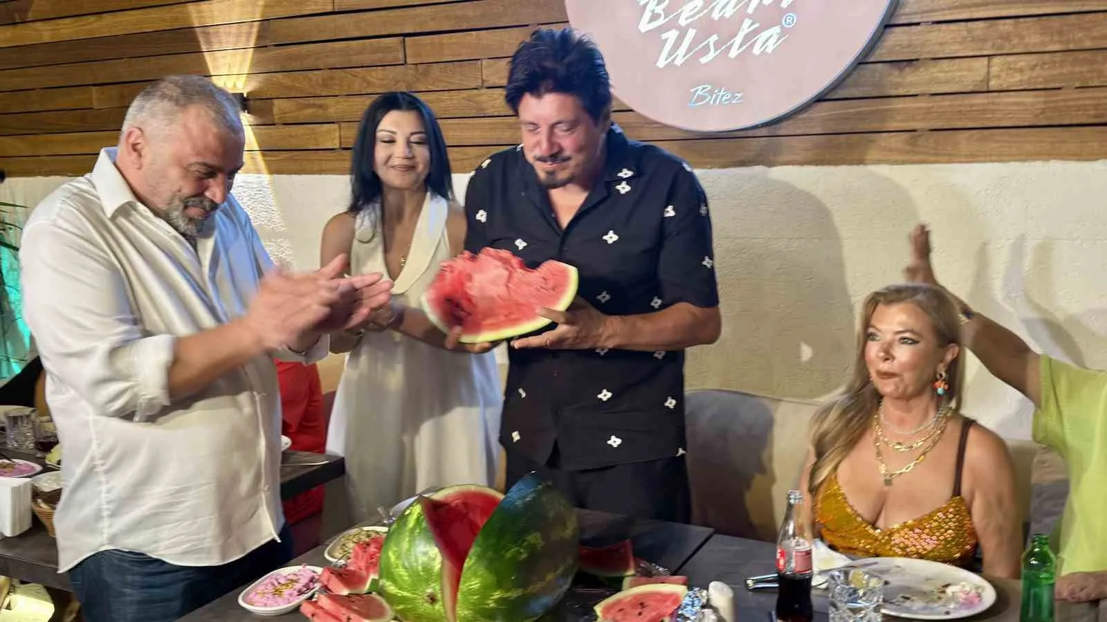 Bodrum'da karpuzlu sürpriz: Ekin Akkaş'ın doğum gününde alışılmadık kutlama