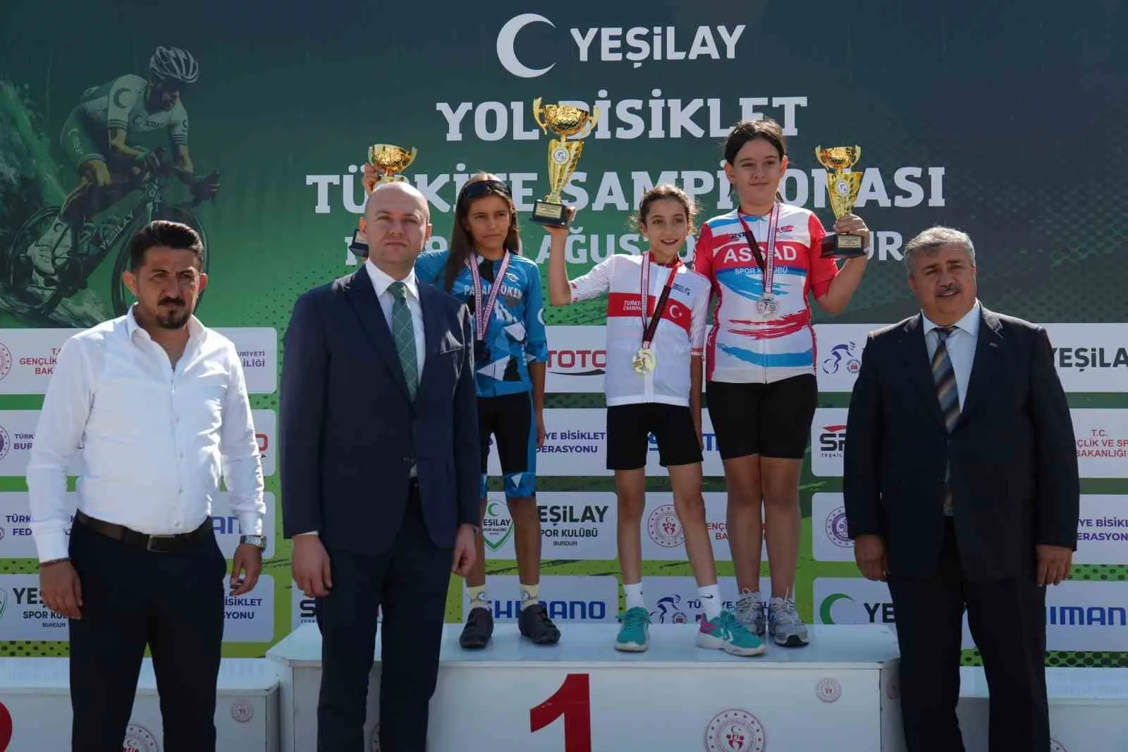 Akhisar’ın pedal şampiyonları Burdur’dan madalyalarla döndü