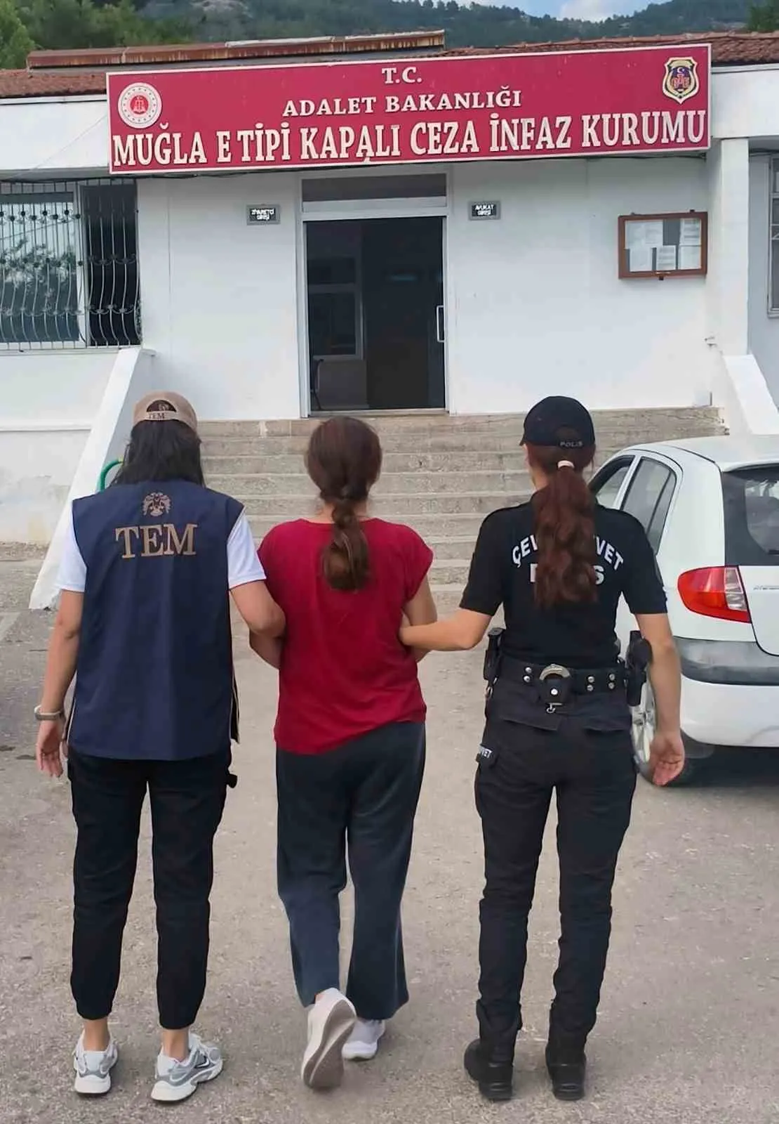 Firari yüzbaşının ablasına ikinci kez cezaevi yolu göründü