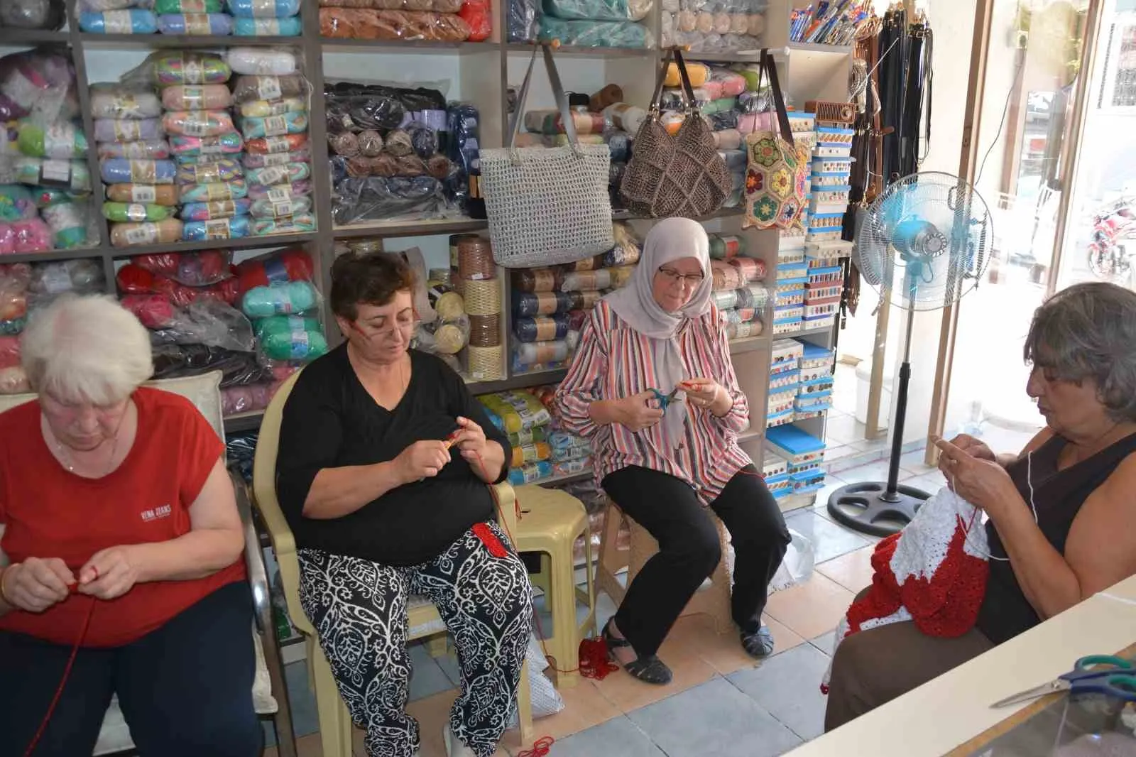 Demirci’de 15 Kadının 10 Günlük Emeği: 3 Kilo İple Örülen Dev Bayrak Göğüs Kabarttı