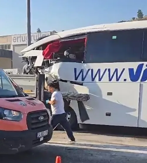 Milas yolunda acı bilanço: Yolcu otobüsü tıra çarptı, iki kişi yaşamını yitirdi