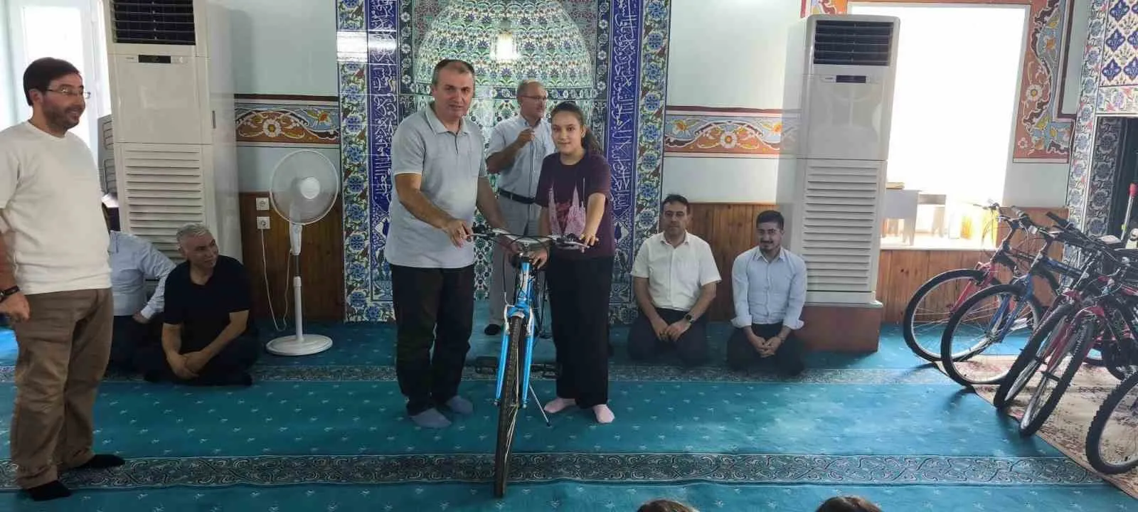 Çine’de miniklerin yaz başarısı ödülle taçlandı: Kur’an öğrenen çocuklara bisiklet sürprizi
