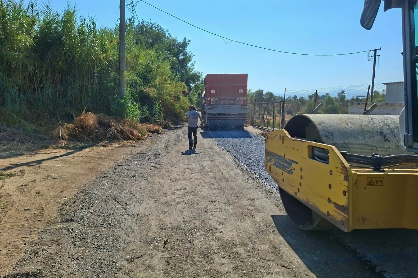 Efeler'de tarım rotalarına modern dokunuş: Üreticinin yolu asfaltla buluştu