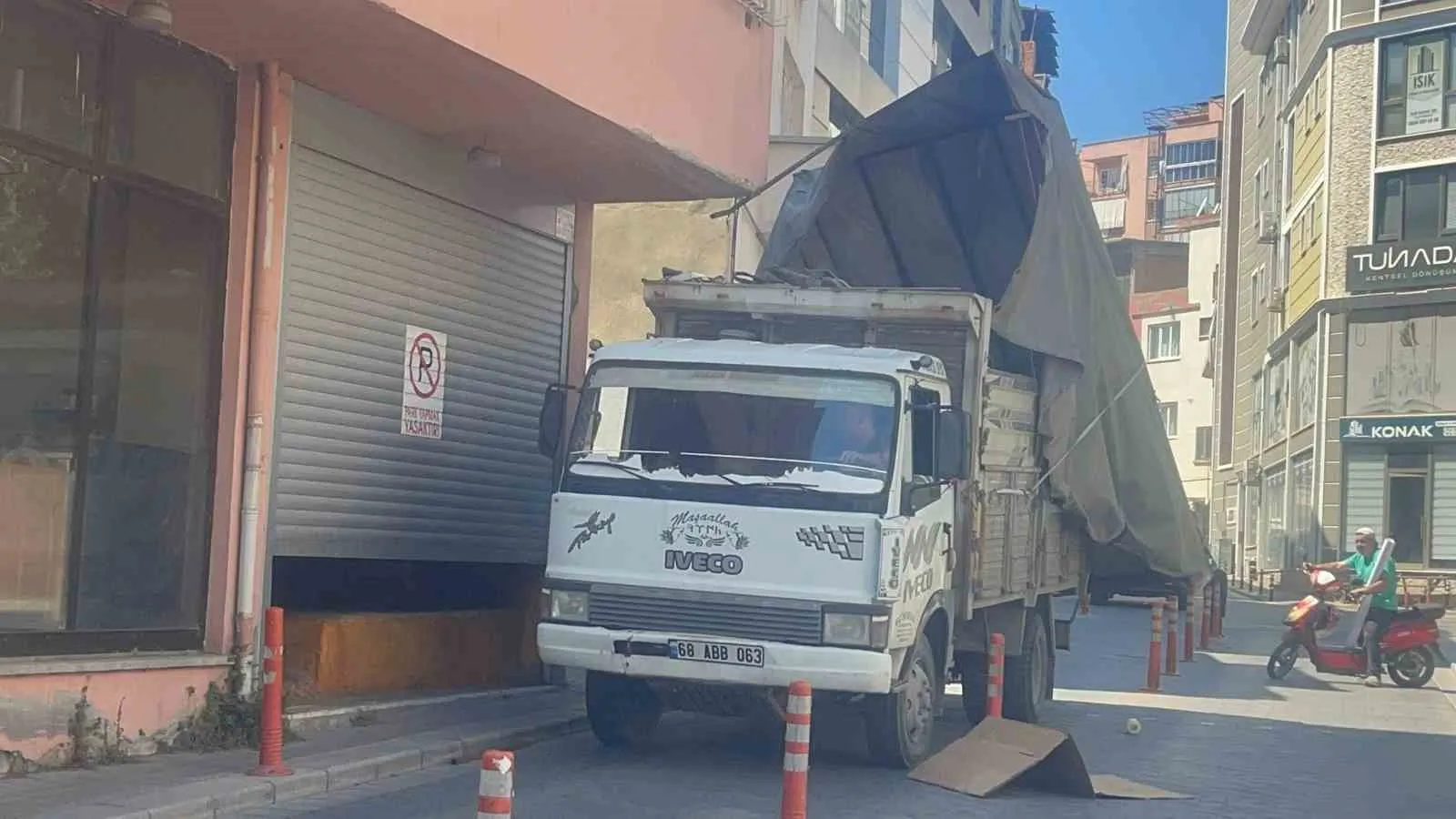 Sürücünün Manevra Şansı Kalmadı: Kamyonet Kasası Balkona Takıldı