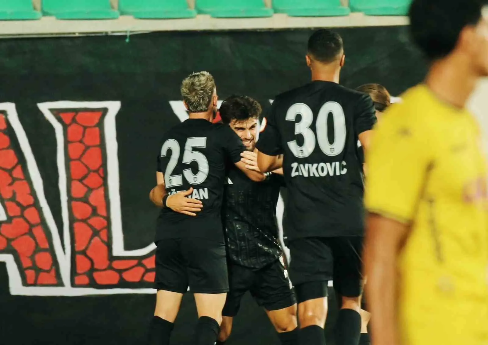 Vanspor FK, İstanbulspor Karşısında 2-0'dan Gelişiyle Nefes Kesti