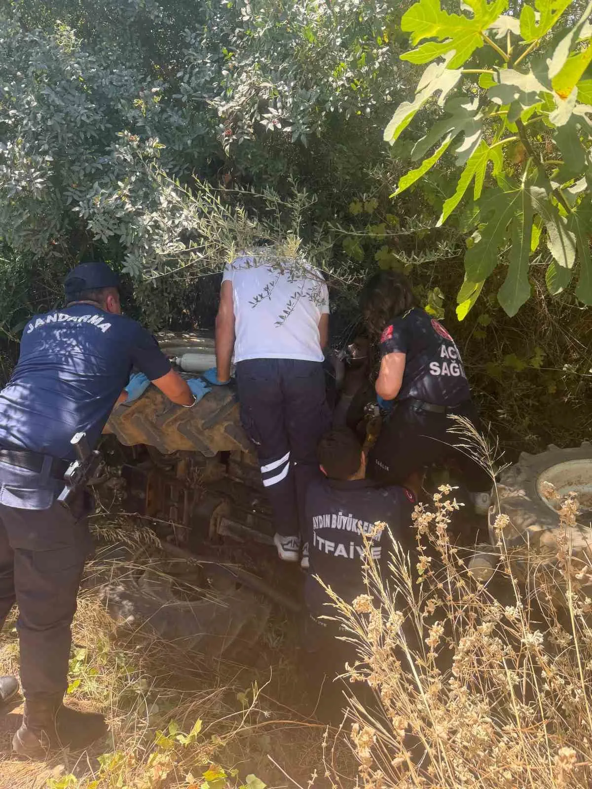 Germencik’te Traktör Şarampole Devrildi: Sıkışan Sürücüyü İtfaiye Kurtardı