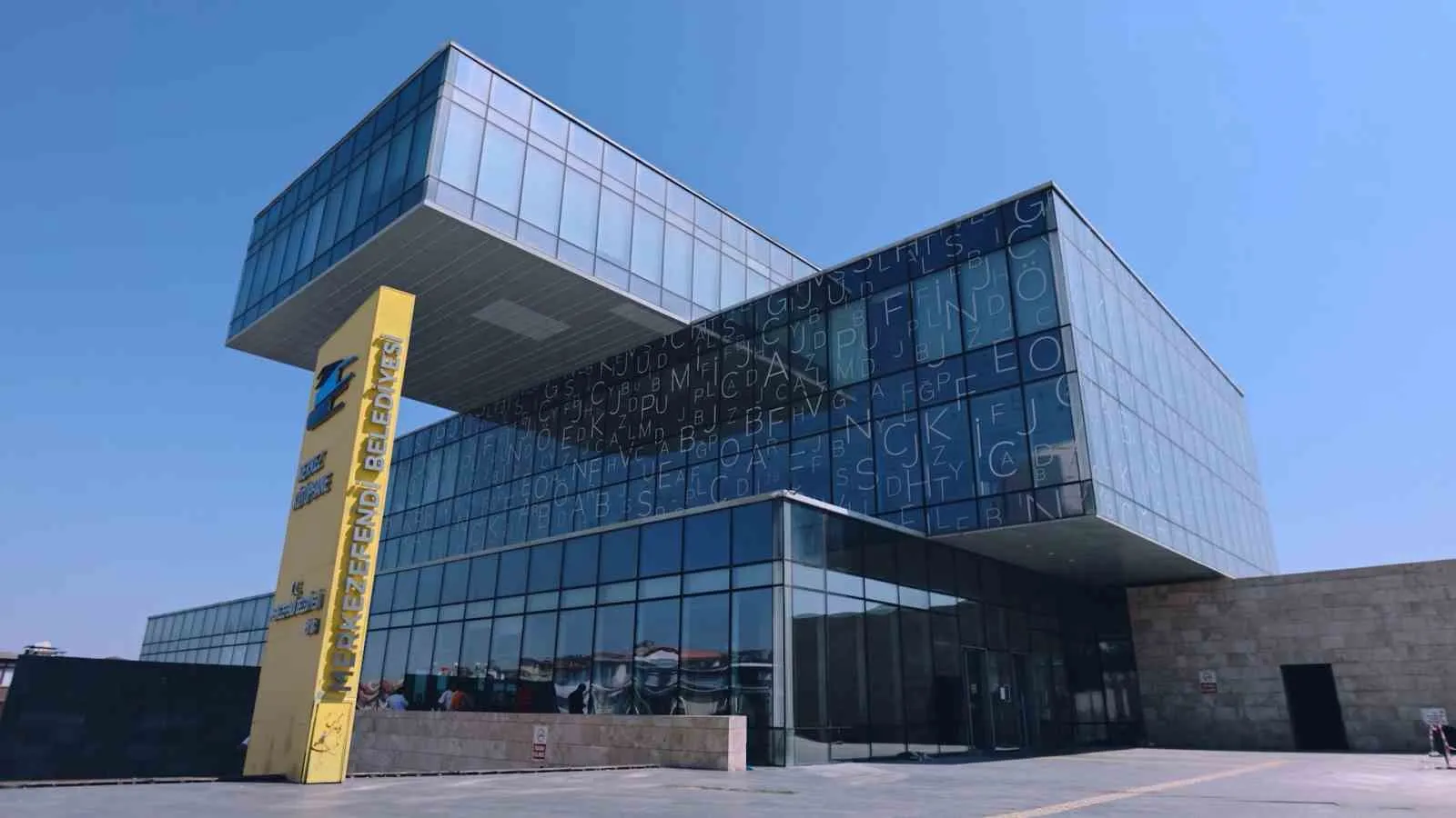 Merkezefendi'de bilgiye açılan kapı: Modern kütüphane kapılarını yeniden açtı