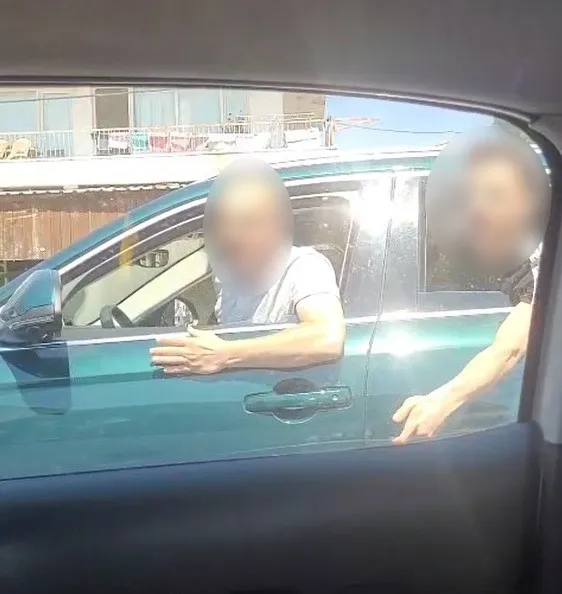 İzmir otoyolunda dehşet anları: Trafikte taşlı saldırı kamerada