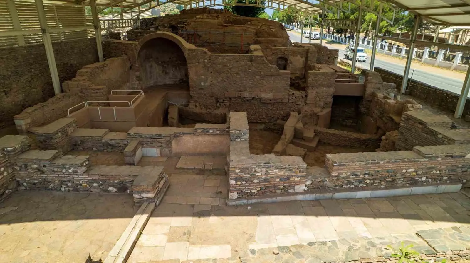 ** Sardes'in 20 Metrelik Dev Suru, Çöken Asur İmparatorluğu'nun İzlerini Taşıyor