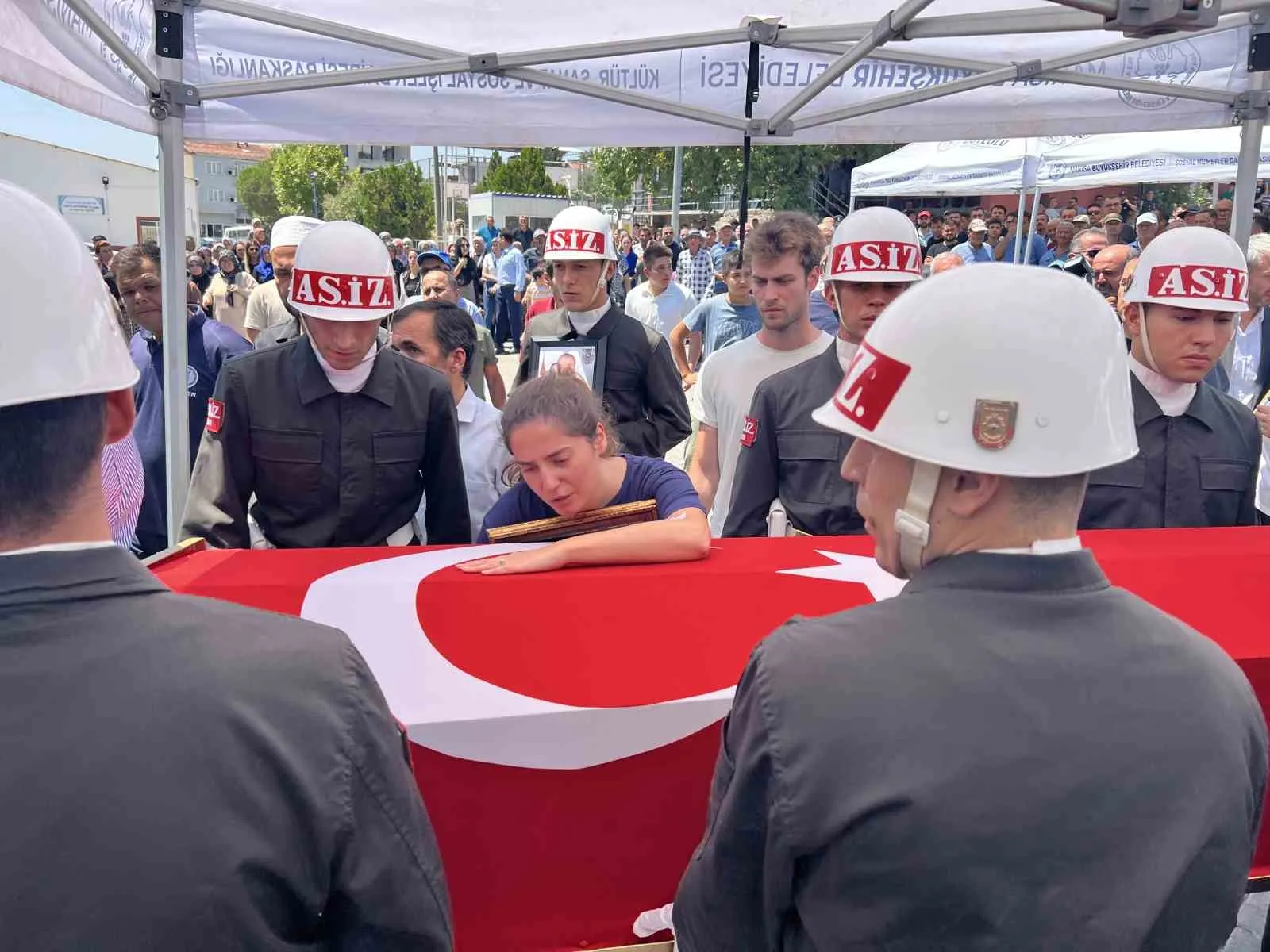 Manisa kahraman askerini dualarla uğurladı: Acı veda yürekleri dağladı