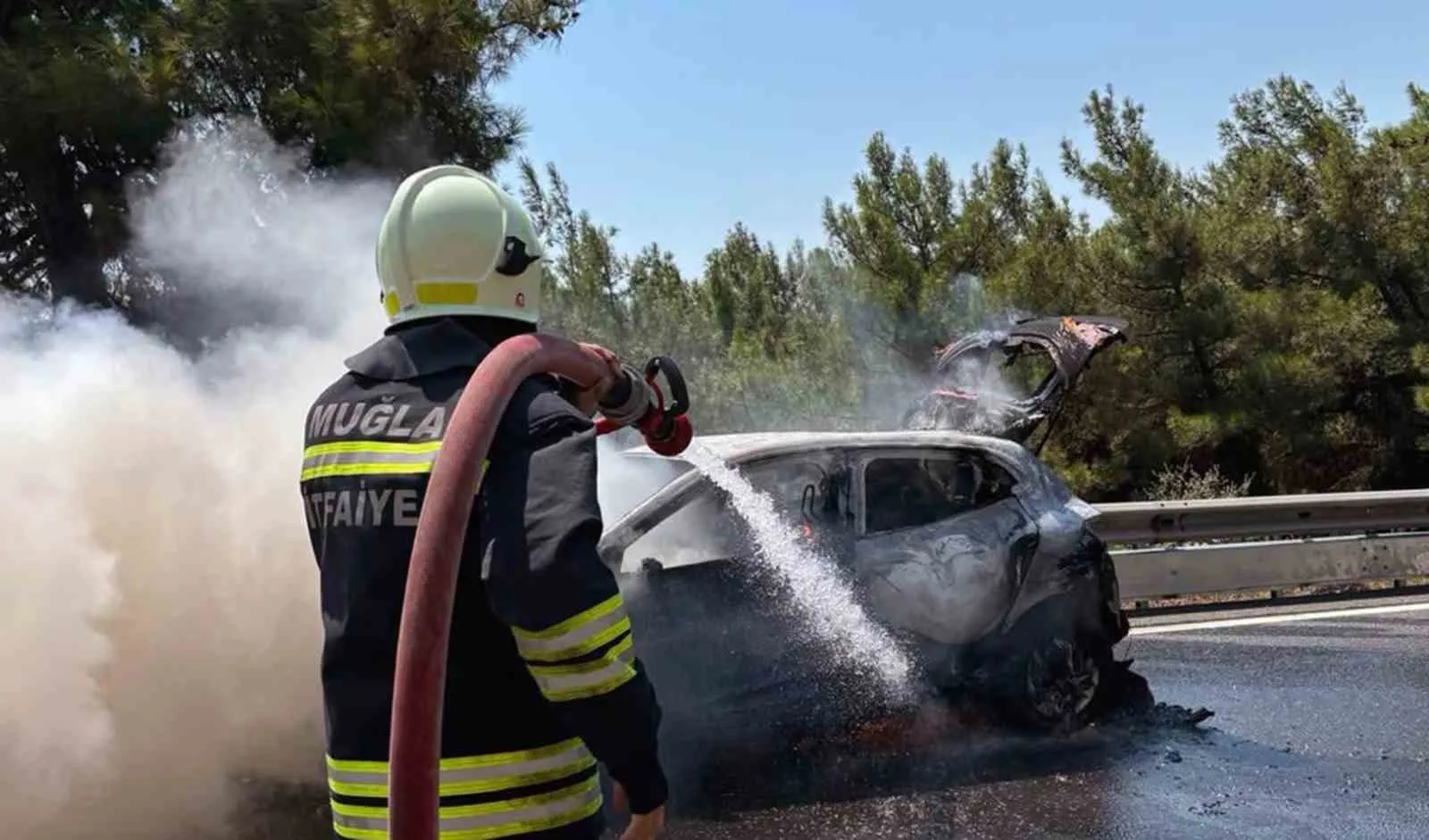 Sakartepe rampasında korku dolu anlar: Seyir halindeki otomobil küle döndü