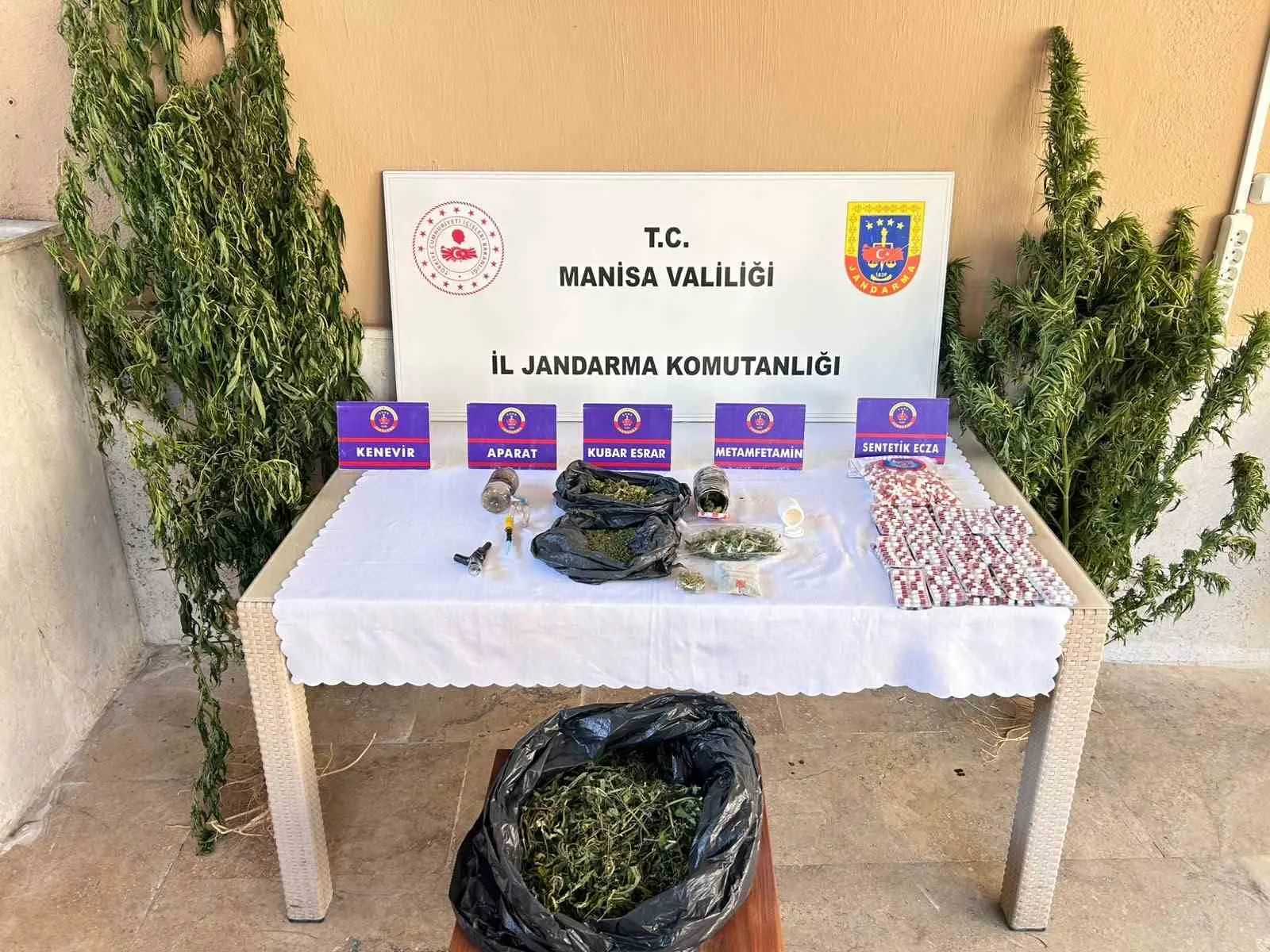 Alaşehir’de Uyuşturucuya Geçit Yok: 21 Adrese Eş Zamanlı Baskın, 4 Tutuklama
