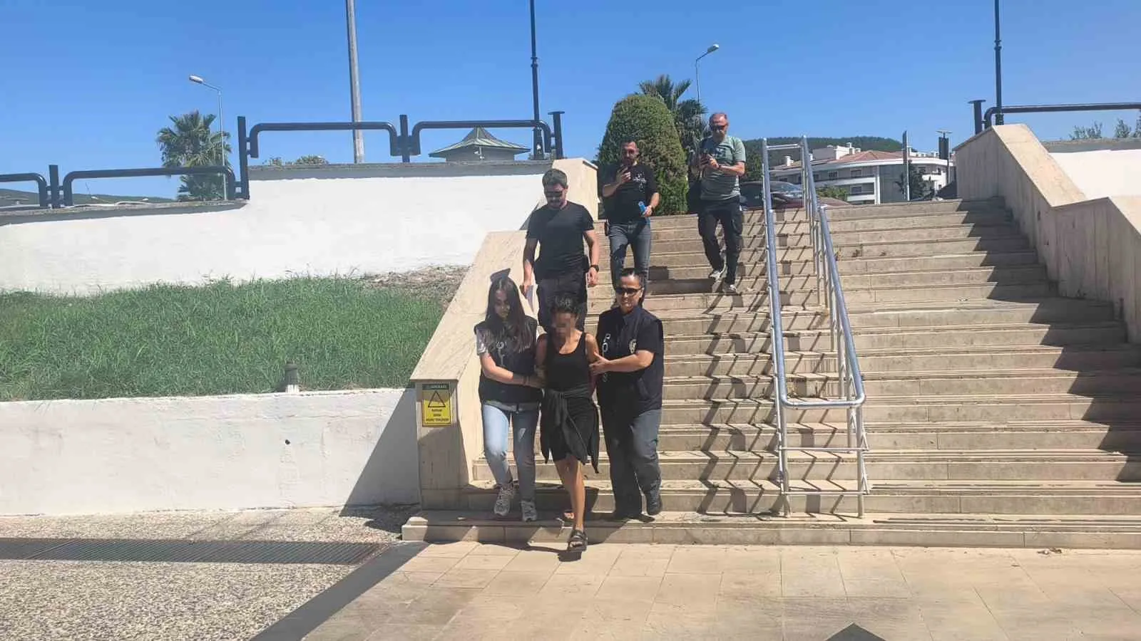 Menteşe'de bayrağa yönelik skandal girişim: Emniyet ekipleri kısa sürede yakaladı