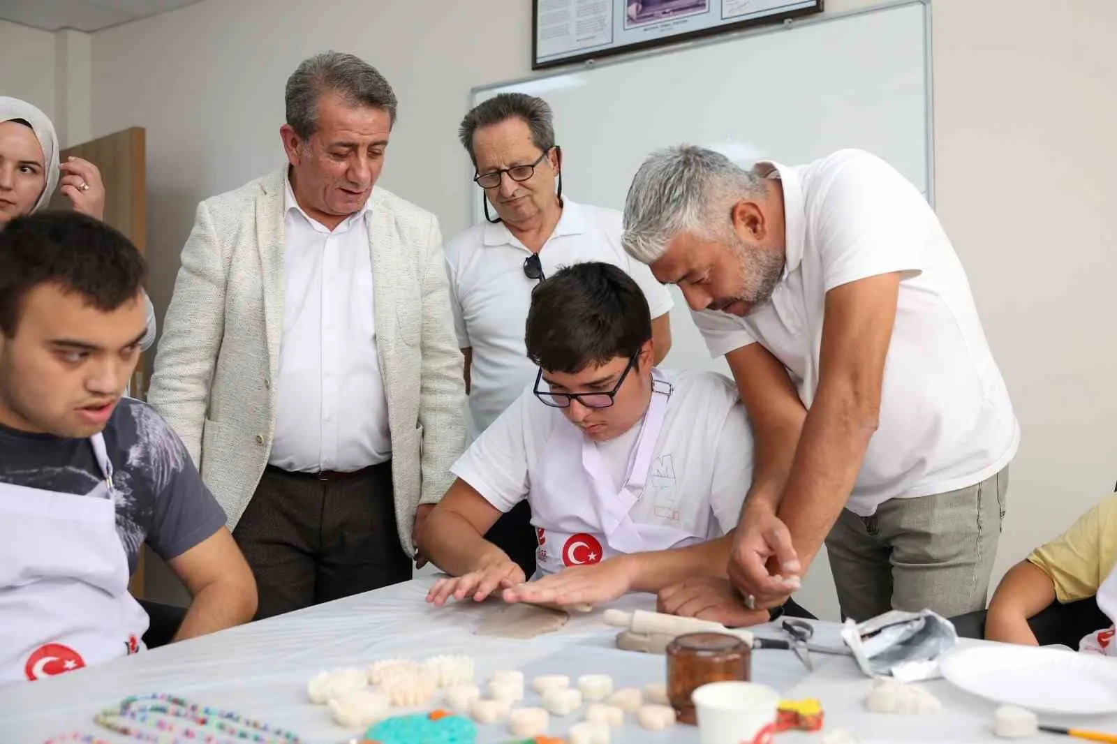 Efeler'de özel bireyler kendi dünyalarını elleriyle inşa ediyor