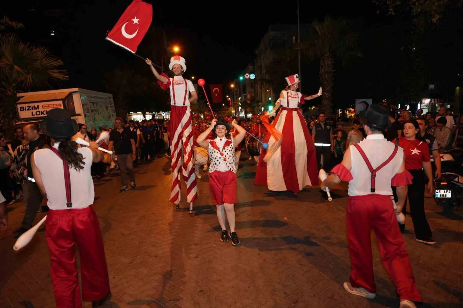 Turgutlu’da Zafer Coşkusu Sahnelere Taştı: Ece Mumay’dan Binlere Bayram Gecesi