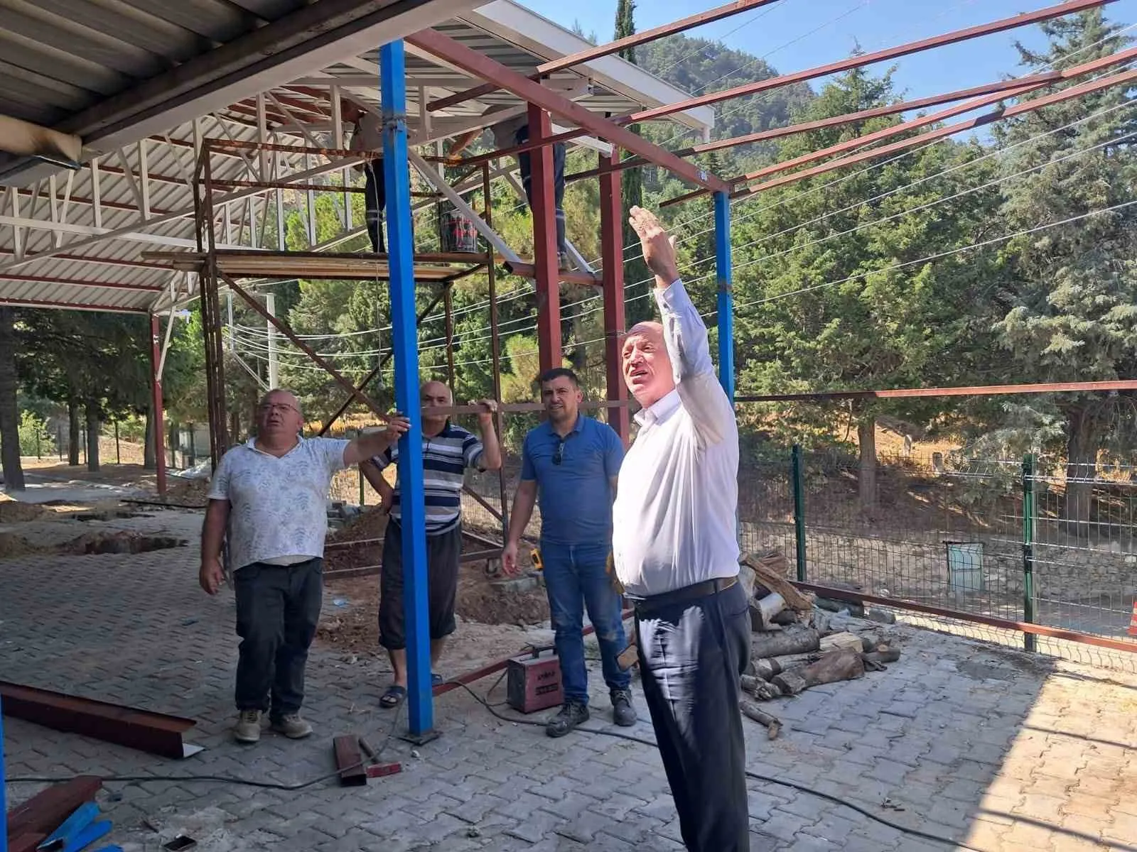 Babadağ'da dört mevsim konfor: Okul bahçeleri yeni çehresine kavuşuyor