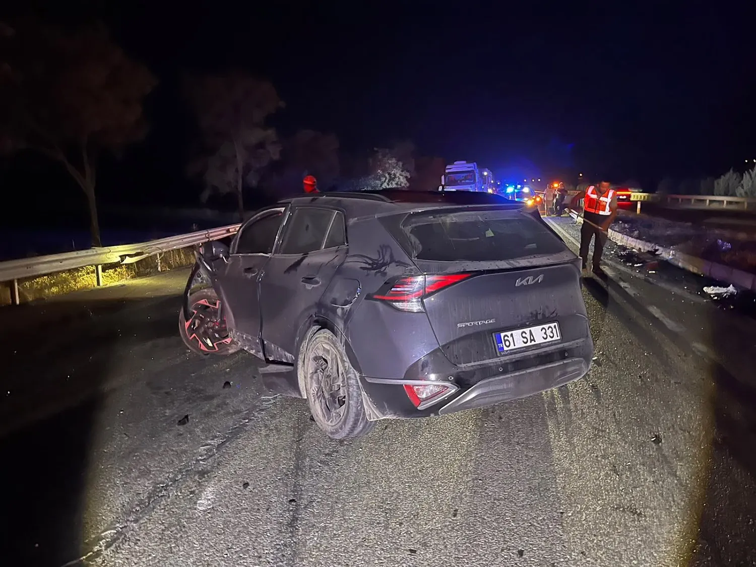 Manisa'da gece yarısı dehşeti: Refüjü aşan araç karşı şeride uçtu