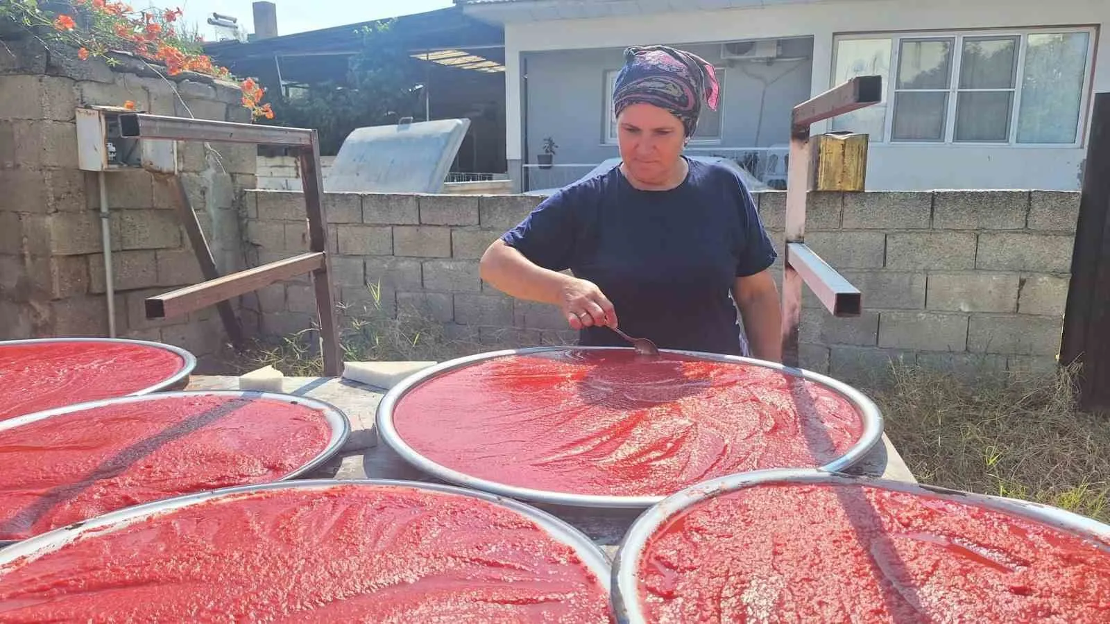 Sarıgöl'de güneşin bereketi kavanozlara giriyor: İmece usulü kış hazırlığı