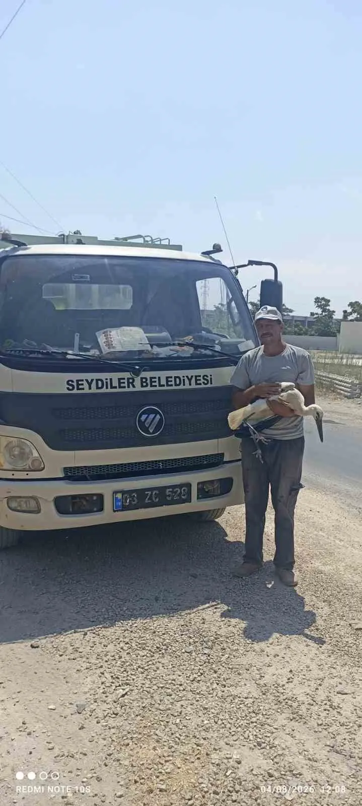 Doğanın sessiz çığlığına duyarsız kalmadılar: Yaralı leylek emin ellerde