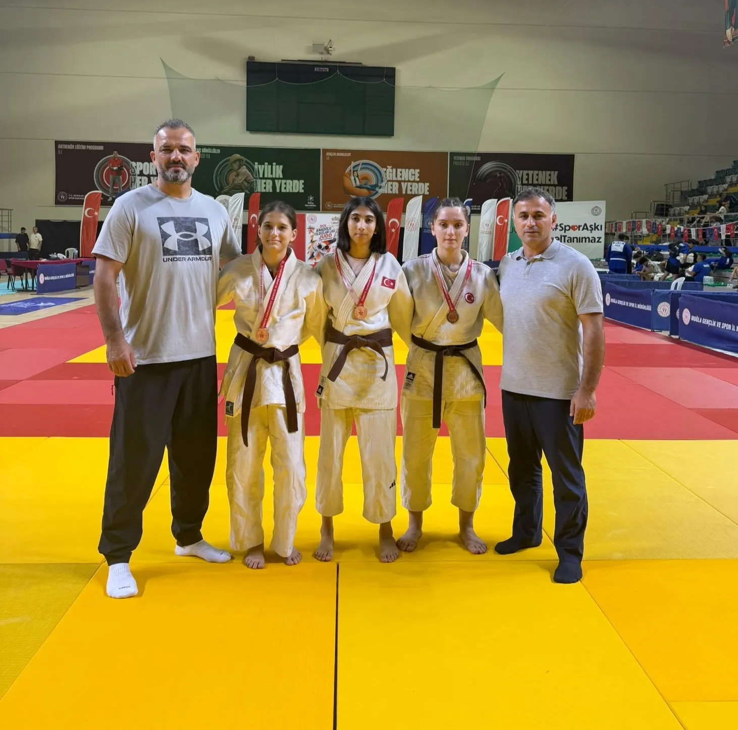 Manisa'nın genç judo yetenekleri Muğla'da fırtına gibi esti