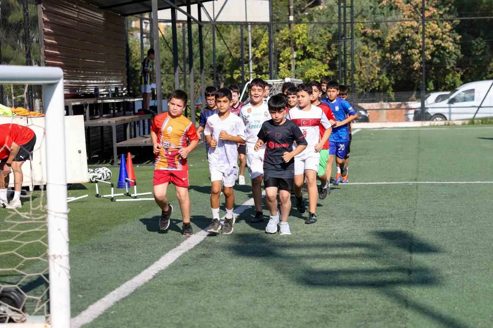 Efeler'de minik kramponlar sahaya indi: Geleceğin yıldızları burada yetişiyor