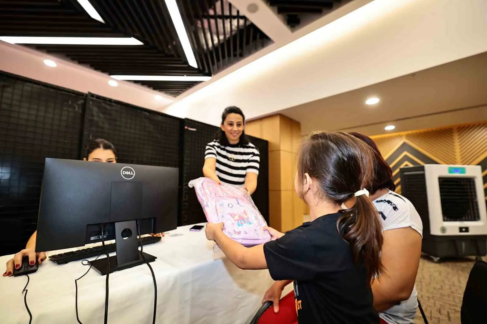 Denizli'de okul sevinci belediye desteğiyle katlanıyor: Miniklere tam donanımlı çanta sürprizi