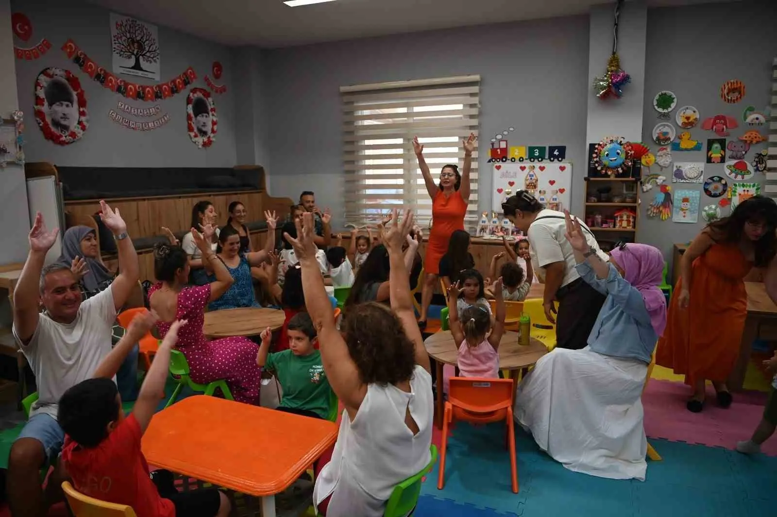 Kuşadası’nda minik mezunlar sahnede: Eğitim yolculuğunun ilk adımı coşkuyla kutlandı